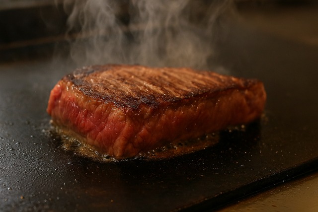 t-bone-steak-sliced-medium-rare-with-garlic-chips